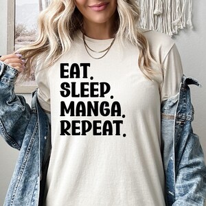 Camiseta de manga Eat Sleep Repeat, sudadera de manga, sudadera con capucha de manga, regalo para amantes del manga, cuello redondo otaku, camiseta para fanáticos de los cómics japoneses imagen 2