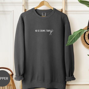 Camiseta Comfort Colors® "No Ice Creams Today", sudadera "Frozen Treat Break", camiseta "Postres Detox", cuello redondo "Sweet Tooth Pause" imagen 5