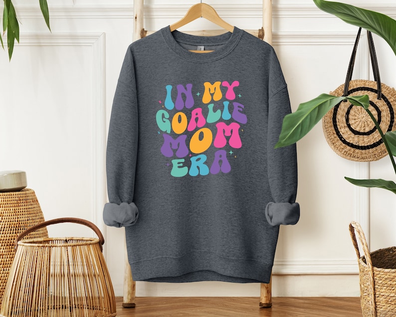 In My Goalie Mom Era Shirt, Goalie Mom Sweatshirt, Funny Goalie Mom Hoodie, Game Day Crewneck, Hockey Soccer Goalie, Goalie Mother TShirt afbeelding 4