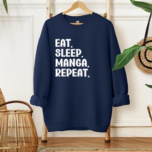 Camiseta de manga Eat Sleep Repeat, sudadera de manga, sudadera con capucha de manga, regalo para amantes del manga, cuello redondo otaku, camiseta para fanáticos de los cómics japoneses imagen 4