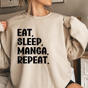 Camiseta de manga Eat Sleep Repeat, sudadera de manga, sudadera con capucha de manga, regalo para amantes del manga, cuello redondo otaku, camiseta para fanáticos de los cómics japoneses imagen 1