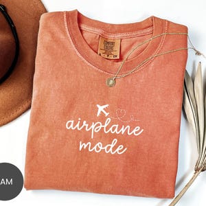 Comfort Colors® Airplane Mode Shirt, Do Not Disturb Sweatshirt, Offline Mood Tee, Unavailable Crewneck, Silent Mode T-Shirt, Introvert Style Bild 3