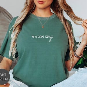 Camiseta Comfort Colors® "No Ice Creams Today", sudadera "Frozen Treat Break", camiseta "Postres Detox", cuello redondo "Sweet Tooth Pause" imagen 1