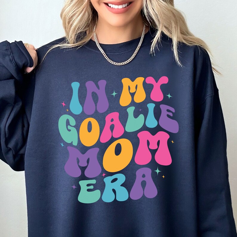 In My Goalie Mom Era Shirt, Goalie Mom Sweatshirt, Funny Goalie Mom Hoodie, Game Day Crewneck, Hockey Soccer Goalie, Goalie Mother TShirt afbeelding 2