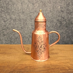 Handmade oil pourer, copper oil bottle, olive oil dispenser, copper oil cruet, oil container, inner tinned metal jug, oil vinegar bottle