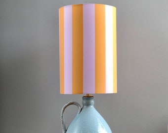 Elegante tafellamp in mooie pastelkleuren! Funky patroon van de kap en een basis gemaakt van een preloved vaas.