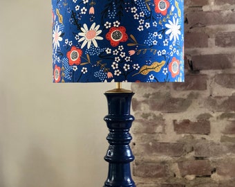 Lampe de table joyeuse en bleu foncé ! Fleurs sur l'abat-jour et socle en bois tourné.