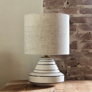 Table lamp in neutral colors, ceramic vase in special shape in white and black. Linen hood. image 1