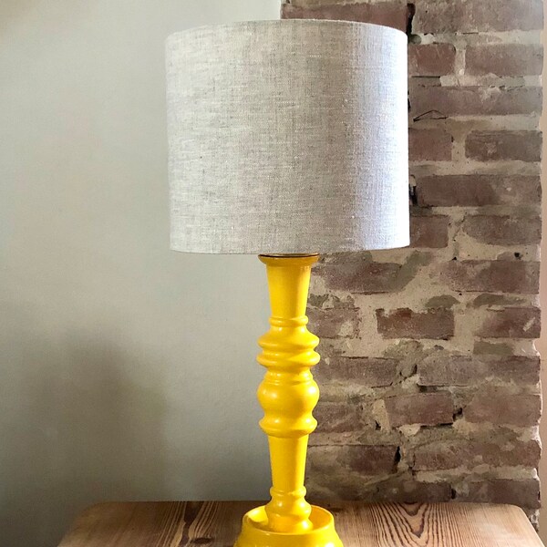 Lampe de table avec base en bois tourné vintage laquée jaune et abat-jour en lin.