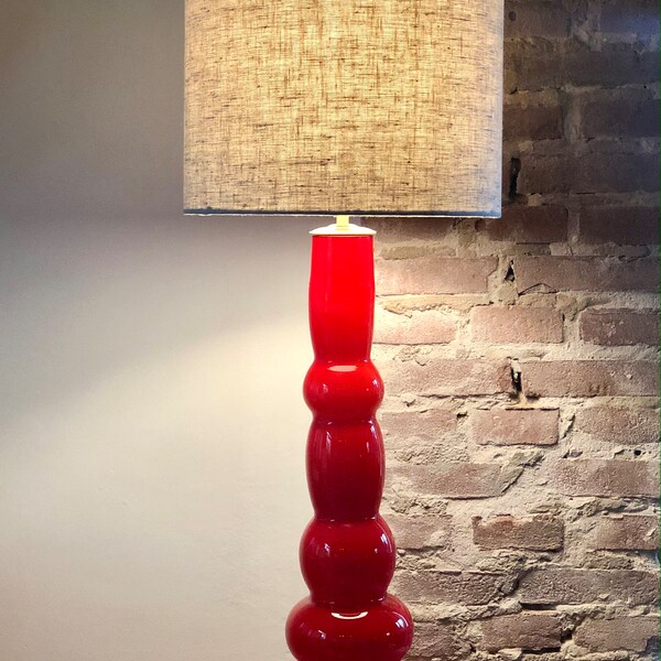 Große Tischlampe mit rotem Glassockel. Vintage, Retro-Stil. Stil der Siebziger und Sechziger. Prunkstück!