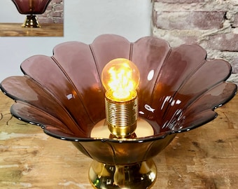 Spezielle Tischleuchte aus Glas in Auberginenfarbe, inklusive Lichtquelle mit dekorativem Licht. Goldene Metallbasis, dekorativer Deckel und Vintage-Beschlag.