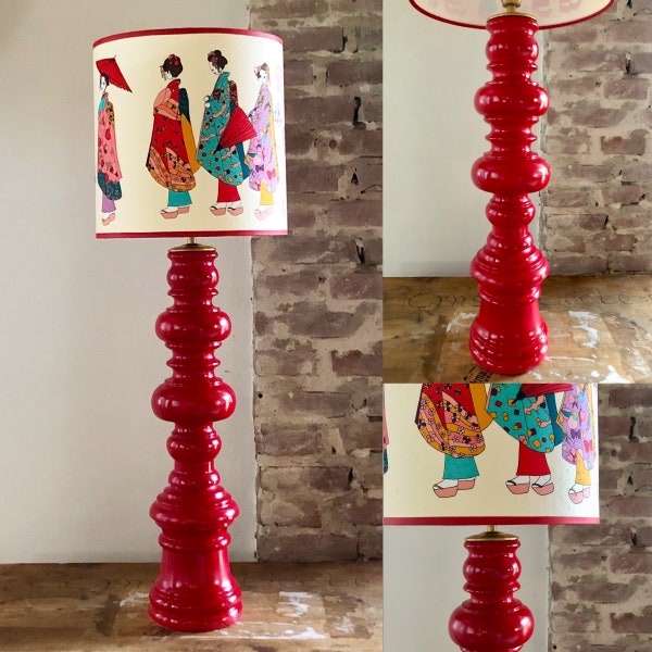 Lampe de table haute avec pied de lampe vintage en bois tourné, laqué rouge. Abat-jour avec maikos japonais