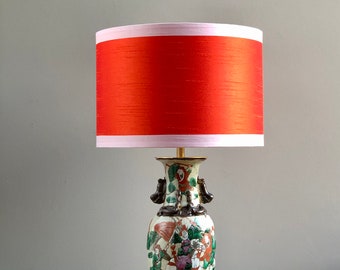 Table lamp made of porcelain Chinese vase, shade with silk-like fabric, trimmed with chintz trim