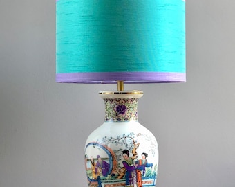 Lampe de table avec une scène chinoise et un abat-jour en tissu soyeux aqua, orné d'une bordure lilas