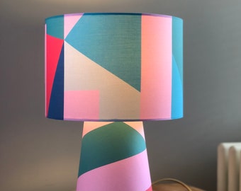 Such a funky lamp! Een tafellamp waar je niet omheen kunt. Vol kleur, opvallend design, modern. Statement lamp en uniek design.