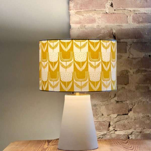 Jolie lampe de table avec base et abat-jour en faïence à fleurs stylistiques jaune ocre