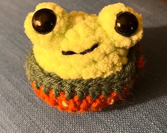 Traje de fresa de ganchillo para rana