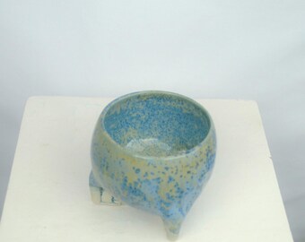 Taza azul claro hecha a mano con patas