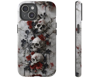 Könnte beinhalten: Eine weiße iPhone-Hülle mit einem Design aus drei Schädeln und roten Rosen auf einem Marmorhintergrund. Die Schädel sind von schwarzen Ranken und roten Blutspritzern umgeben.