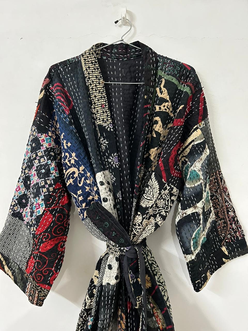 Giacca kimono trapuntata Kantha in seta fatta a mano: cappotto invernale patchwork - Italia Giacca kimono trapuntata Kantha in seta fatta a mano: cappotto invernale patchwork - Italia