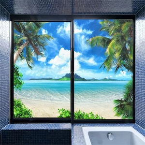 Könnte beinhalten: Ein Fenster mit Blick auf eine tropische Strandlandschaft. Das Fenster ist in zwei Teile geteilt, mit einer Palme links und einer weiteren rechts. Der Strand ist weißer Sand mit türkisfarbenem Wasser und einer kleinen Insel in der Ferne. Der Himmel ist blau mit weißen Wolken.