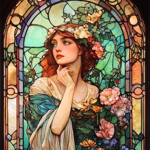 Puede incluir: Una ventana de vitrales que representa a una mujer con el pelo largo y rojo que lleva una corona de flores. Está rodeada de un jardín exuberante con flores rosas y amarillas. El fondo es de un verde y azul vibrantes.