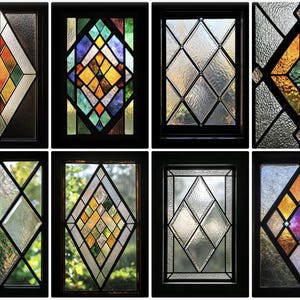 Puede incluir: Ocho ventanas de vitrales con patrones en forma de diamante. Las ventanas están enmarcadas en madera negra y presentan varios colores, incluyendo transparente, azul, verde, amarillo, naranja y morado.