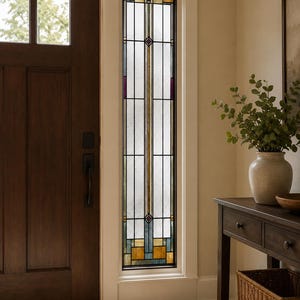 Puede incluir: Un panel de ventana de vidrio tintado rectangular, alto y estrecho, con un patrón geométrico de vidrio texturizado transparente, acentos ámbar y pequeños detalles en forma de diamante púrpura, enmarcado en una rejilla de metal oscuro.