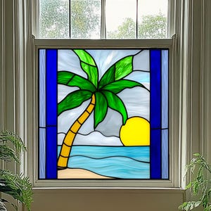 Könnte beinhalten: Buntglasfenster mit einer tropischen Strandszene. Das Design umfasst eine gelbe Sonne, eine Palme mit grünen Wedeln und einem gelben Stamm, blaues Wasser und einen Sandstrand. Die Tafel ist mit blauem und weißem Glas umrahmt.