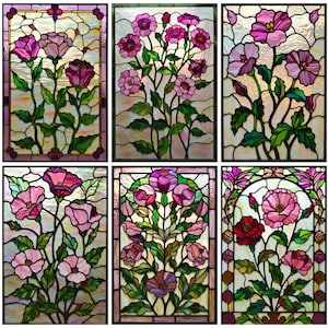 Pode incluir: Seis painéis de vitrais com desenhos florais. Cada painel apresenta flores rosa e roxas com folhas e caules verdes. O vidro tem uma aparência texturizada, com uma variedade de cores e padrões.