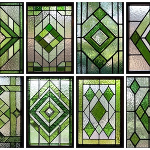 Op de afbeelding: Een verzameling van acht glas-in-loodpanelen met geometrische ontwerpen. Elk paneel heeft tinten groen, wit en helder glas, gerangschikt in ruit- en vierkantpatronen, omlijnd door zwarte lijnen. Het glas heeft een getextureerd uiterlijk.
