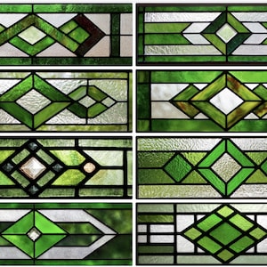 Puede incluir: Una colección de ocho paneles rectangulares de vidrieras. Cada panel presenta diseños geométricos en tonos verdes, blancos y marrones, con bordes negros. Los diseños incluyen diamantes, zigzags y otras formas abstractas, creando un efecto decorativo.