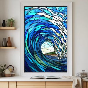 Pode incluir: Uma obra de arte em vitral emoldurada que retrata uma onda do oceano quebrando. A onda é renderizada em tons de azul, verde-azulado e branco, com uma pequena ilha visível no centro. A obra de arte é emoldurada em uma borda branca.
