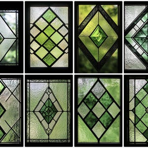 Puede incluir: Colección de ocho paneles de vidrieras con marcos negros. Cada panel presenta diseños geométricos con vidrio transparente, verde y blanco. Los diseños incluyen diamantes, cuadrados y otras formas, creando una exhibición decorativa y artística.