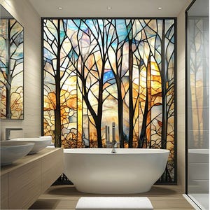 Puede incluir: Un baño con una bañera blanca y una ventana de vidriera que representa una escena de bosque. La ventana está hecha de piezas de vidrio de colores en tonos azules, amarillos y marrones.