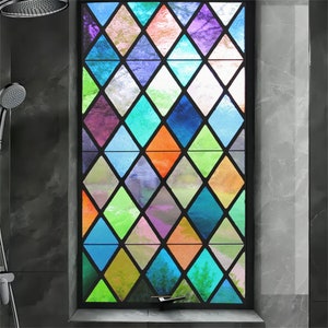 Pode incluir: Um filme de janela de vitral com um padrão de diamante em tons de azul, verde, roxo, laranja e rosa.