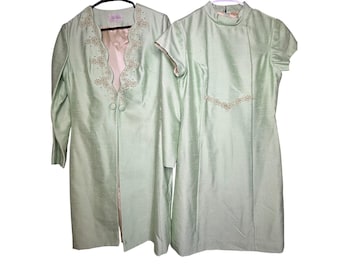 Alfred Werner Vintage 60er Jahre Salbeigrünes besticktes Kleid und Mantel Set 2-teilig Rohseide