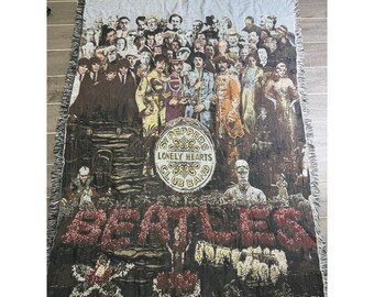 Manta tapizada de The Beatles "Sergeant Pepper's" de 65x48 cm. Defectos en los flecos (ver fotos).