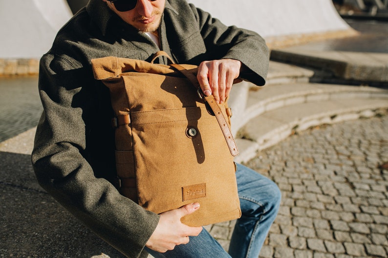 Sac à dos de ville et de voyage en toile et cuir haut de gamme Roluy Tramp Sac à dos unisexe fait main pour tous les jours avec fermeture à enroulement image 6