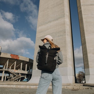 Sac à dos de ville et de voyage en toile et cuir haut de gamme Roluy Tramp Sac à dos unisexe fait main pour tous les jours avec fermeture à enroulement Black