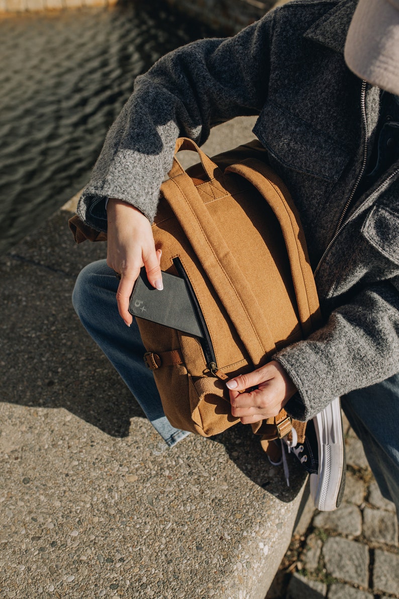 Sac à dos de ville et de voyage en toile et cuir haut de gamme Roluy Tramp Sac à dos unisexe fait main pour tous les jours avec fermeture à enroulement image 7