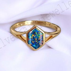 六角形カット ブラックファイヤーオパール エンゲージリング ベゼルセッティング 結婚指輪 10月の誕生石ジュエリー 記念日ギフト 女性へのソリティアリング