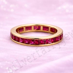 Puede incluir: Una taza de cerámica blanca con un asa negra y el texto "But First, Coffee" en negro y negrita. La taza está sobre una superficie de madera. La taza mide aproximadamente 10 cm de alto.