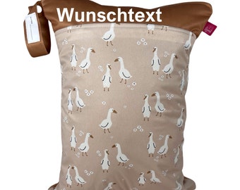 Personalisierbare Wetbag "Kleine Gänse": Wäschebeutel mit 2 Fächern für Badesachen, Stoffwindeln, Wechselkleidung für Kita und Alltag