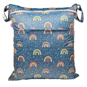 Wetbag XL ca. 40 x 46 cm in verschiedenen Designs: 2 Fächer, 2 Schlaufen, Namensfeld I Badetasche I Windelsack Regenbogen blau