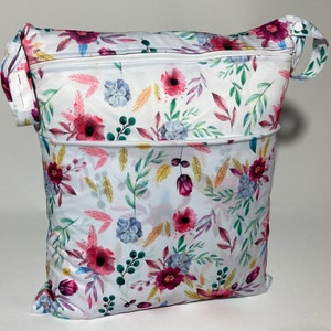 Wetbag XL ca. 40 x 46 cm in verschiedenen Designs: 2 Fächer, 2 Schlaufen, Namensfeld I Badetasche I Windelsack Blumen pink