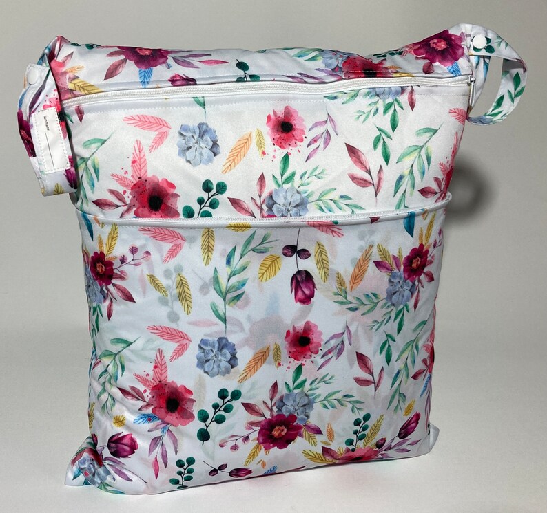 Wetbag XL ca. 40 x 46 cm in verschiedenen Designs: 2 Fächer, 2 Schlaufen, Namensfeld I Badetasche I Windelsack Blumen pink