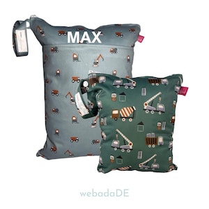Könnte beinhalten: Zwei wiederverwendbare Feuchtbeutel mit einem Baufahrzeug-Druck. Der größere Beutel ist blau und hat den Schriftzug "MAX" aufgedruckt. Der kleinere Beutel ist grün.
