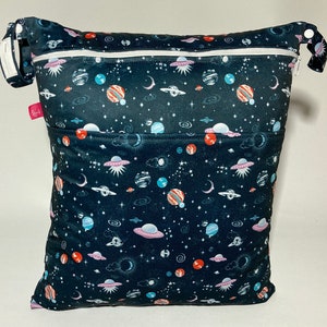 Wetbag XL ca. 40 x 46 cm in verschiedenen Designs: 2 Fächer, 2 Schlaufen, Namensfeld I Badetasche I Windelsack Weltraum