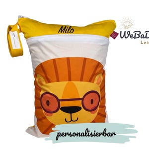Große personalisierbare Wetbag "Löwe" mit zwei Fächern (30 x 40 cm) zum Kitastart, für feuchte Kleidung, Wechselwäsche, Schwimmbeutel